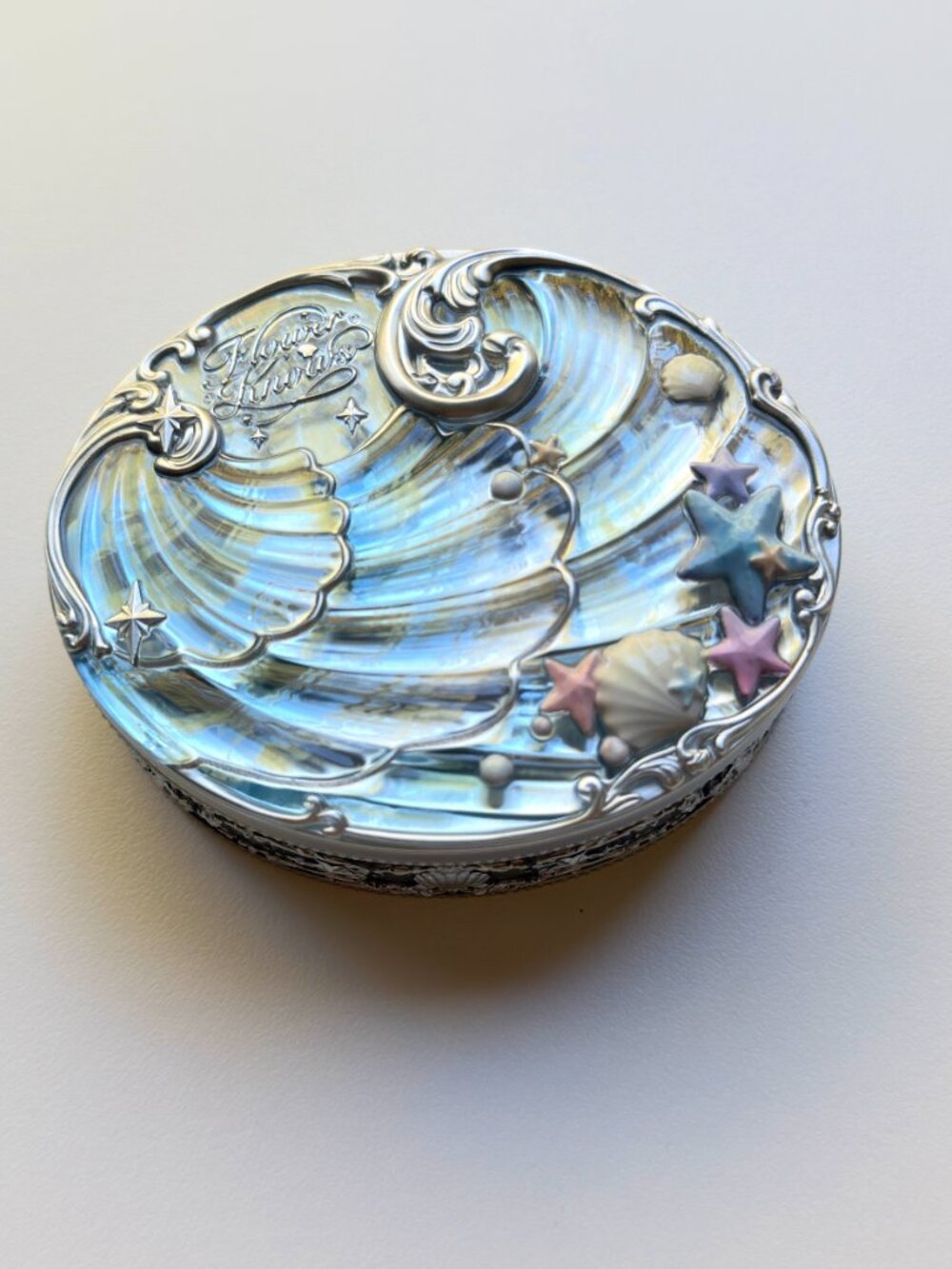 3991 FLOWER KNOWS SHELL S JEWEL BAKED POWDER 01 CLOUDY BLUE